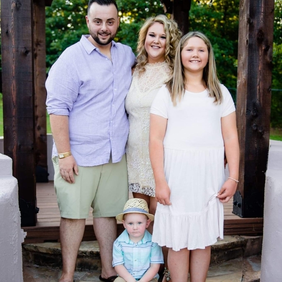 Meet your Posher, Danielle - Picture 2 of 4